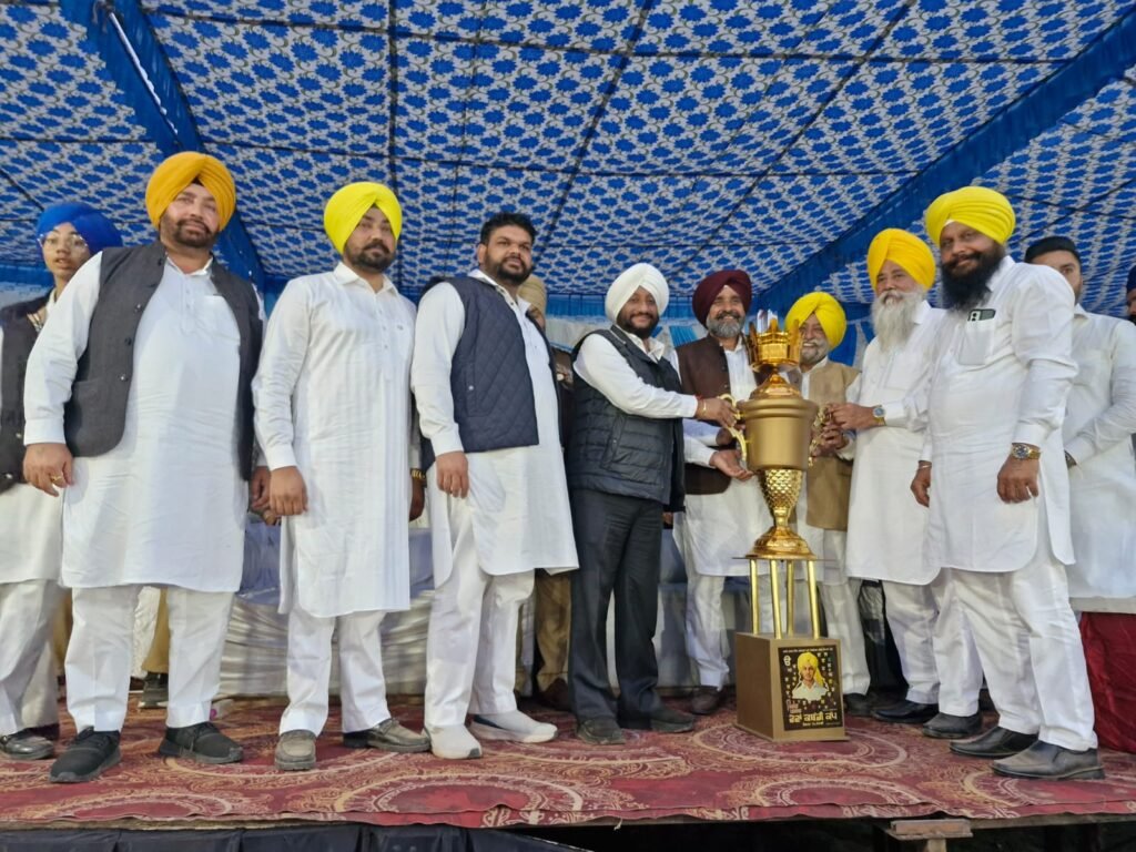 ਕਬੱਡੀ ਕੱਪ ਦੌਰਾਨ ਵਿਧਾਇਕ ਕੁਲਵੰਤ ਸਿੰਘ ਨਾਲ ਹਨ ਭੁਪਿੰਦਰ ਸਿੰਘ ਭਿੰਦਾ, ਹਰਮੇਸ਼ ਸਿੰਘ ਕੁੰਬੜਾ, ਫੂਲਰਾਜ ਸਿੰਘ, ਅਵਤਾਰ ਸਿੰਘ ਮੌਲੀ ਅਤੇ ਹੋਰ
