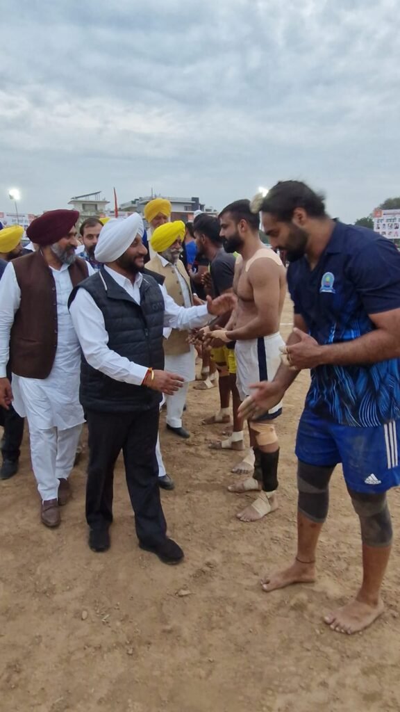 ਕਬੱਡੀ ਕੱਪ ਦੌਰਾਨ ਵਿਧਾਇਕ ਕੁਲਵੰਤ ਸਿੰਘ ਨਾਲ ਹਨ ਭੁਪਿੰਦਰ ਸਿੰਘ ਭਿੰਦਾ, ਹਰਮੇਸ਼ ਸਿੰਘ ਕੁੰਬੜਾ, ਫੂਲਰਾਜ ਸਿੰਘ, ਅਵਤਾਰ ਸਿੰਘ ਮੌਲੀ ਅਤੇ ਹੋਰ