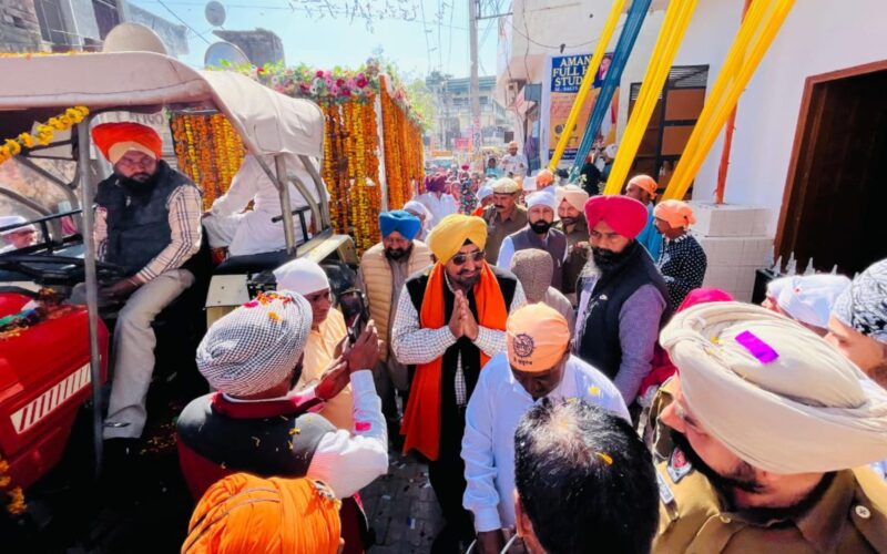 ਵਿਧਾਇਕ ਰੰਧਾਵਾ ਪ੍ਰਕਾਸ਼ ਦਿਹਾੜੇ ਨੂੰ ਸਮਰਪਿਤ ਨਗਰ ਕੀਰਤਨ ’ਚ ਹੋਏ ਨਤਮਸਤਕ