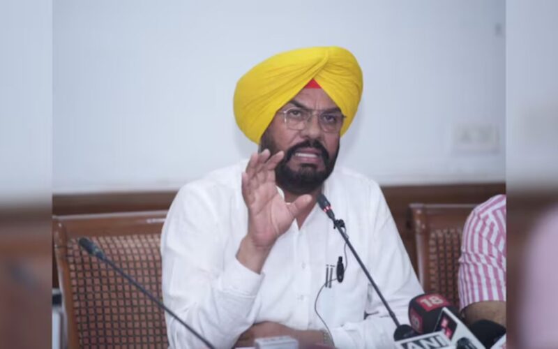 ਐਨਆਰਆਈਜ਼ ਦੀਆਂ ਸ਼ਿਕਾਇਤਾਂ ਲਈ ਵਟਸਐਪ ਨੰਬਰ ਜਾਰੀ, ਗੈਰ-ਕਾਨੂੰਨੀ ਤਰੀਕਿਆਂ ਨਾਲ ਵਿਦੇਸ਼ ਜਾਣ ਤੋਂ ਬਚਣ ਦੀ ਅਪੀਲ – ਮੰਤਰੀ ਕੁਲਦੀਪ ਧਾਲੀਵਾਲ
