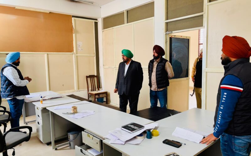 ਹਲਕਾ ਵਿਧਾਇਕ ਕੁਲਜੀਤ ਰੰਧਾਵਾ ਨੇ ਡੇਰਾਬੱਸੀ ਪਟਵਾਰਖਾਨੇ ਦੀ ਕੀਤੀ ਅਚਨਚੇਤ ਚੈਕਿੰਗ, ਪਟਵਾਰੀਆਂ ਖ਼ਿਲਾਫ਼ ਲਗਾਤਾਰ ਮਿਲ ਰਹੀਆਂ ਸ਼ਿਕਾਇਤਾਂ ਕਾਰਨ ਕੀਤੀ ਛਾਪੇਮਾਰੀ