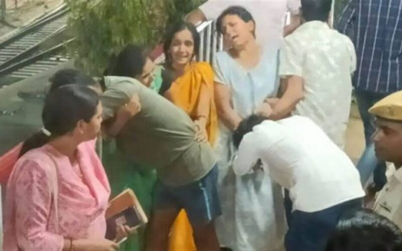 ਆਰਾ ਰੇਲਵੇ ਸਟੇਸ਼ਨ ‘ਤੇ ਦਿਲ ਦਹਿਲਾਉਣ ਵਾਲੀ ਘਟਨਾ, ਨੌਜਵਾਨ ਨੇ ਪਿਉ-ਧੀ ਨੂੰ ਗੋਲੀ ਮਾਰ ਕੇ ਖੁਦ ਵੀ ਦਿੱਤੀ ਜਾਨ