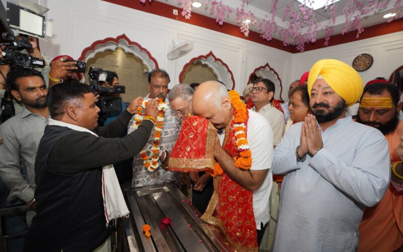 ਪਟਿਆਲਾ ਦੇ ਕਾਲੀ ਮਾਤਾ ਮੰਦਰ ਪਹੁੰਚੇ ਮਨੀਸ਼ ਸਿਸੋਦੀਆ, ਮਾਂ ਦਾ ਲਿਆ ਆਸ਼ੀਰਵਾਦ