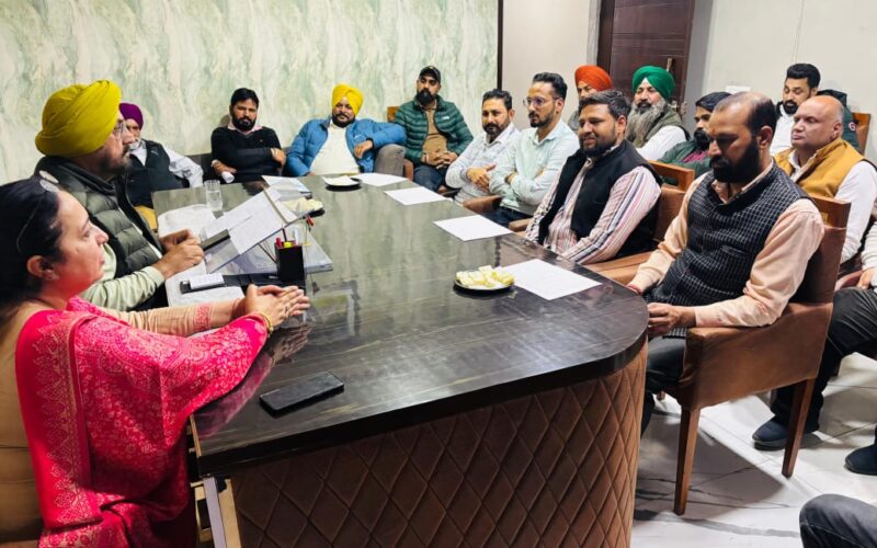 ਵਿਧਾਇਕ ਰੰਧਾਵਾ ਅਤੇ ਪਾਰਟੀ ਦੇ ਜ਼ਿਲ੍ਹਾ ਪ੍ਰਧਾਨ ਨੇ ਭਾਈਚਾਰਕ ਮਸਲਿਆਂ ਨੂੰ ਹੱਲ ਕਰਨ ਲਈ ਬਲਾਕ ਪ੍ਰਧਾਨਾਂ ਨਾਲ ਕੀਤੀ ਮੀਟਿੰਗ
