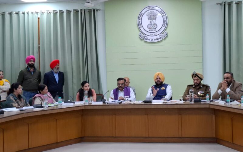 ਔਜਲਾ ਨੇ ਸ਼ਹਿਰ ਦੀਆਂ ਸਮੱਸਿਆ ਨੂੰ ਲੈ ਕੇ ਜਿਲ੍ਹਾ ਪ੍ਰਸਾਸ਼ਨ ਨਾਲ ਕੀਤੀ ਮੀਟਿੰਗ