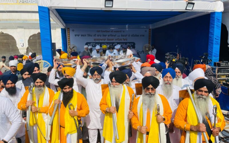 ਦਿੱਲੀ ਸਿੱਖ ਗੁਰਦੁਆਰਾ ਪ੍ਰਬੰਧਕ ਕਮੇਟੀ ਵੱਲੋਂ ਗੁਰਦੁਆਰਾ ਬੰਗਲਾ ਸਾਹਿਬ ’ਚ ਸਰੋਵਰ ਦੀ ਸਫਾਈ ਦੀ ਕਾਰ ਸੇਵਾ ਸ਼ੁਰੂ