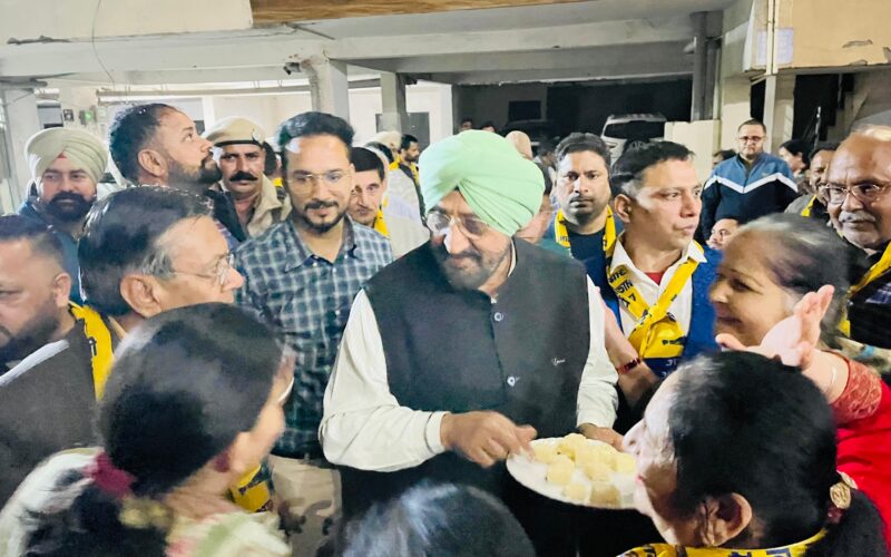 ਡੇਰਾਬੱਸੀ ਹਲਕੇ 'ਚ ‘ਆਪ’ ਦੀ ਮਜਬੂਤੀ: ਵਾਰਡ ਨੰ: 12 ਢਕੌਲੀ ਤੋਂ ਆਰ.ਡਬਲਯੂ.ਏ ਮੈਂਬਰਾਂ ਦੀ ਸ਼ਮੂਲੀਅਤ