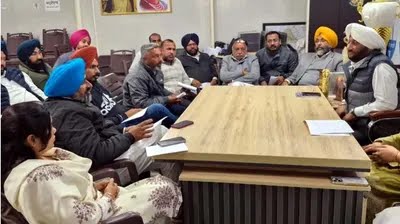 ਦਿੱਲੀ ਚ ਹਾਰ ਤੋਂ ਬਾਅਦ ਲੋਕਾਂ ਦੀ ਨਬਜ਼ ਟਟੋਲਨ ਲੱਗੀ ‘ਆਪ’ ਲੀਡਰਸ਼ਿਪ