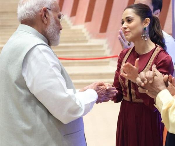 ਨੁਸਰਤ ਭਰੂਚਾ ਨੇ PM ਮੋਦੀ ਨਾਲ ਕੀਤੀ ਮੁਲਾਕਾਤ, ਇਜ਼ਰਾਈਲ ਤੋਂ ਆਪਣੀ ਸੁਰੱਖਿਅਤ ਵਾਪਸੀ ਲਈ ਕੀਤਾ ਧੰਨਵਾਦ