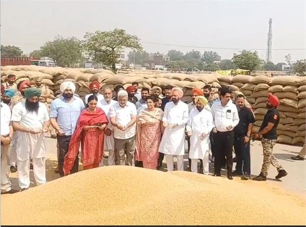 ਸਰਹਿੰਦ ਦੀ ਅਨਾਜ ਮੰਡੀ ਪਹੁੰਚੇ ਕਟਾਰੂਚੱਕ, ਪ੍ਰਬੰਧਾਂ ਦਾ ਲਿਆ ਜਾਇਜ਼ਾ