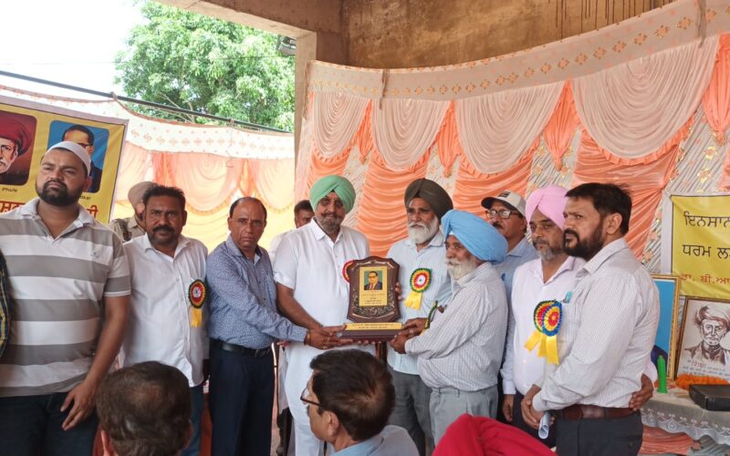 ਡਾ. ਅੰਬੇਡਕਰ ਅਤੇ ਮਹਾਤਮਾ ਜੋਤੀਬਾ ਰਾਓ ਫੂਲੇ ਦਾ ਜਨਮ ਦਿਨ ਮਨਾਇਆ