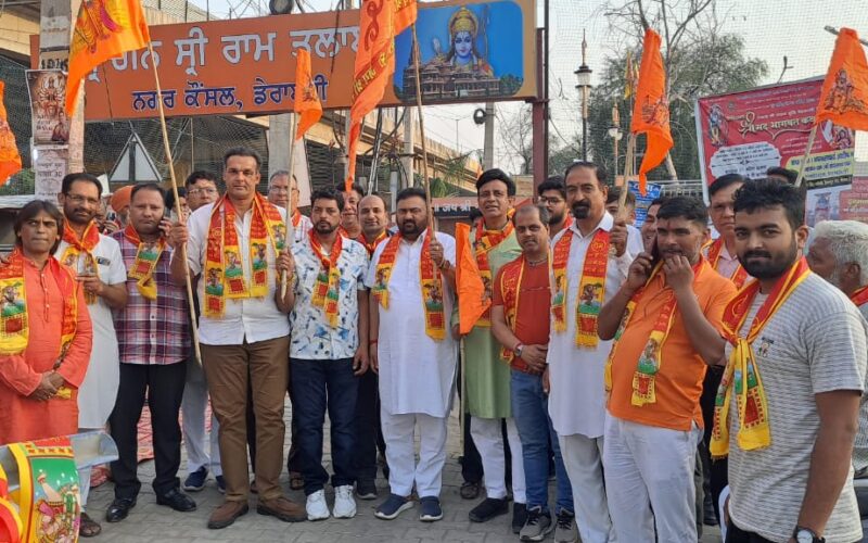ਭਗਵਾਨ ਪਰਸ਼ੂਰਾਮ ਦੇ ਜਨਮ ਦਿਵਸ ਮੌਕੇ ਝੰਡਾ ਯਾਤਰਾ ਕੱਢੀ ਮੰਦਰ ਵਿੱਚ ਆਰਤੀ ਕੀਤੀ ਗਈ