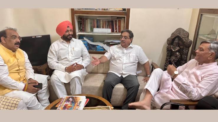 ਮਨੋਰੰਜਨ ਕਾਲੀਆ ਦੇ ਘਰ ਪੁੱਜੇ ਕੇਂਦਰੀ ਮੰਤਰੀ ਰਵਨੀਤ ਬਿੱਟੂ ਤੇ ਅਸ਼ਵਨੀ ਸ਼ਰਮਾ, ਘਟਨਾ ਦੀ ਕੀਤੀ ਨਿੰਦਾ