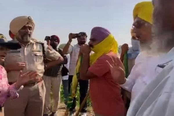ਬਠਿੰਡਾ ਦੇ ਪਿੰਡ ‘ਚ ਕਿਸਾਨਾਂ ਨੇ ਕੀਤਾ ਪੁਲਸ ਤੇ ਪ੍ਰਸ਼ਾਸਨ ਦਾ ਵਿਰੋਧ
