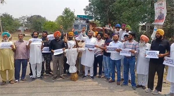 ਪਾਣੀਆਂ ਦੇ ਮੁੱਦੇ ਨੂੰ ਲੈ ਕੇ ਵਿਧਾਇਕ ਰੁਪਿੰਦਰ ਸਿੰਘ ਹੈਪੀ ਨੇ ਫੂਕਿਆ ਕੇਂਦਰ ਸਰਕਾਰ ਦਾ ਪੁਤਲਾ