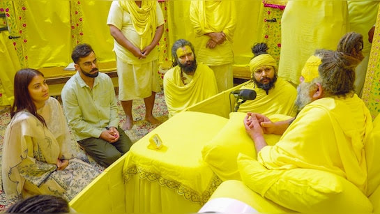 ਟੈਸਟ ਕ੍ਰਿਕਟ ਤੋਂ ਸੰਨਿਆਸ ਮਗਰੋਂ ਵਿਰਾਟ ਕੋਹਲੀ ਅਨੁਸ਼ਕਾ ਨਾਲ ਪਹੁੰਚੇ ਆਸ਼ਰਮ, ਪ੍ਰੇਮਾਨੰਦ ਮਹਾਰਾਜ ਤੋਂ ਲਿਆ ਆਸ਼ੀਰਵਾਦ