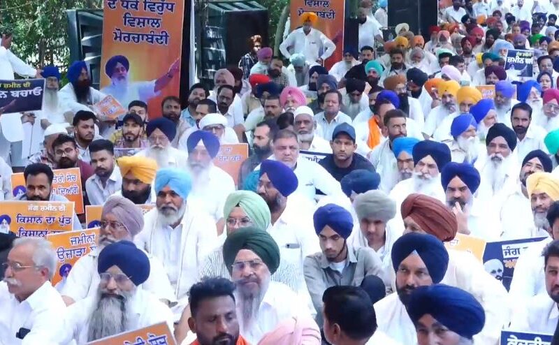 ਲੁਧਿਆਣਾ ਗਲਾਡਾ ਦਫਤਰ ਅੱਗੇ ਸ਼੍ਰੋਮਣੀ ਅਕਾਲੀ ਦਲ ਵੱਲੋਂ ਧਰਨਾ ਪ੍ਰਦਰਸ਼ਨ ਜਾਰੀ
