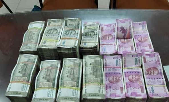 ਇੰਜੀਨੀਅਰ ਕੋਲੋਂ ਮਿਲੀ 2 ਕਰੋੜ ਤੋਂ ਵੱਧ ਦੀ ਨਕਦੀ, ਅਧਿਕਾਰੀਆਂ ਨੂੰ ਦੇਖ ਖਿੜਕੀ ’ਚੋਂ ਸੁੱਟੇ ਨੋਟਾਂ ਦੇ ਬੰਡਲ