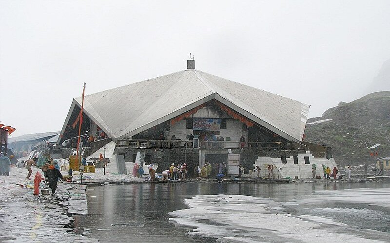 ਸ੍ਰੀ ਹੇਮਕੁੰਟ ਸਾਹਿਬ ਵਿਖੇ ਭਾਰੀ ਬਰਫ਼ਬਾਰੀ, 40 ਹਜ਼ਾਰ ਤੋਂ ਵੱਧ ਸ਼ਰਧਾਲੂ ਹੋਏ ਨਤਮਸਤਕ