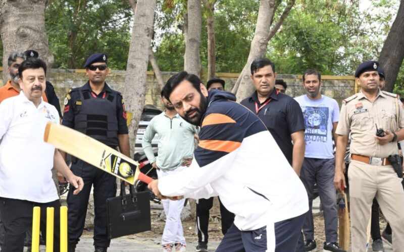 मुख्यमंत्री नायब सिंह सैनी ने काफिला रुकवाकर स्थानीय युवाओं संग खेला क्रिकेट, सहजता और जनसंपर्क का प्रस्तुत किया अनुपम उदाहरण