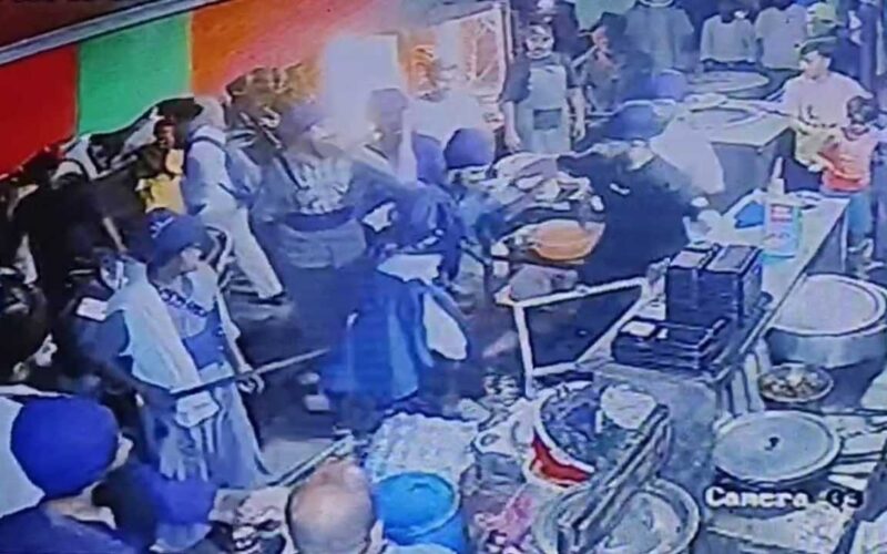 ਨਿਹੰਗਾਂ ਦੇ ਬਾਣੇ ‘ਚ ਗੁੰਡਾ ਗਰਦੀ ! ਲਹਿਰਾਈਆਂ ਨੰਗੀਆਂ ਕਿਰਪਾਨਾਂ, ਦੁਕਾਨ ਅੰਦਰ ਦਾਖਲ ਹੋ ਕੇ ਕੀਤੀ ਭੰਨ ਤੋੜ