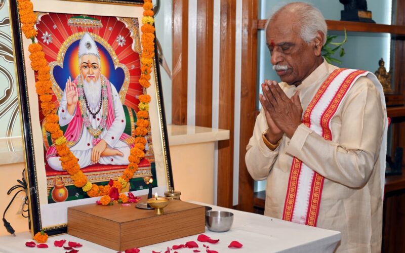 संत कबीर जयंती पर हरियाणा के राज्यपाल बंडारू दत्तात्रेय ने दी शुभकामनाएं, राजभवन में अर्पित की श्रद्धांजलि