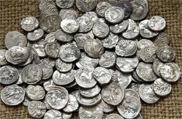 ਖੇਤ ‘ਚੋਂ ਮਿਲਿਆ ਖਜ਼ਾਨਾ! ਲੋਕ ਥਾਂ-ਥਾਂ ਪੁੱਟਣ ਲੱਗੇ ਟੋਏ