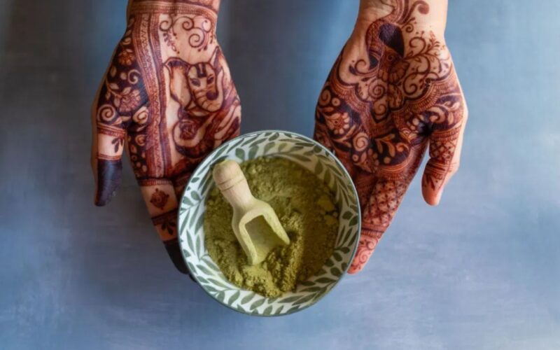 ਸਾਵਣ ਦੇ ਮਹੀਨੇ ‘ਚ ਕੈਮੀਕਲ-ਮੁਕਤ ਮਹਿੰਦੀ ਲਗਾਓ, ਸਿਰਫ਼ 2 ਸਮੱਗਰੀਆਂ ਨਾਲ ਘਰ ‘ਚ ਕੁਦਰਤੀ ਮਹਿੰਦੀ ਪਾਊਡਰ ਬਣਾਓ