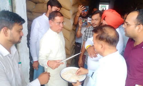 खाद्य आपूर्ति राज्यमंत्री राजेश नागर ने कुरुक्षेत्र में एफसीआई गोदामों पर छापा मारा