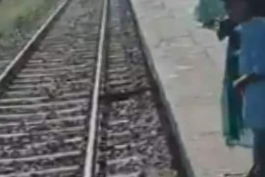 ਟ੍ਰੇਨ ਰੋਕਣ ਲਈ ਟਰੈਕ ਉਤੇ ਖੜ੍ਹੇ ਸਨ ਪ੍ਰਦਰਸ਼ਨਕਾਰੀ, ਡਰਾਇਵਰ ਨੇ ਹੋਰ ਖਿੱਚ ਦੀ ਸਪੀਡ