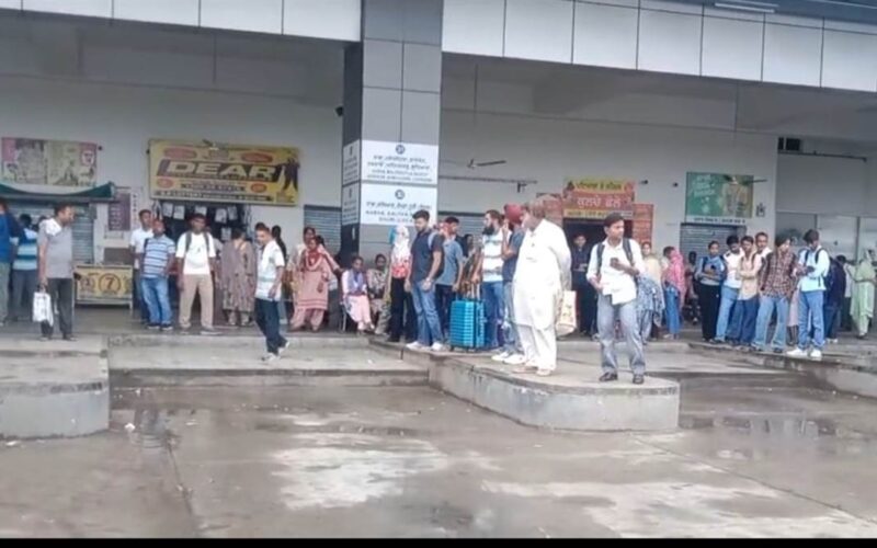 PRTC ਦੇ ਠੇਕਾ ਕਾਮਿਆਂ ਵੱਲੋਂ ਹੜਤਾਲ ਸ਼ੁਰੂ, ਬੱਸਾਂ ਰੋਕ ਕੇ ਸੂਬੇ ਦੇ 27 ਡਿਪੂਆਂ ‘ਚ ਕੀਤਾ ਰੋਸ ਪ੍ਰਦਰਸ਼ਨ