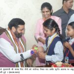 रक्षाबंधन पर मुख्यमंत्री की कलाई पर स्कूली बच्चियों ने बांधी स्नेह की डोर