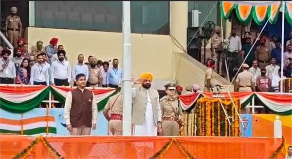 ਆਜ਼ਾਦੀ ਦਿਹਾੜੇ ਮੌਕੇ ਜਲੰਧਰ ‘ਚ ਮੰਤਰੀ ਤਰੁਣਪ੍ਰੀਤ ਸੌਂਦ ਨੇ ਲਹਿਰਾਇਆ ‘ਤਿਰੰਗਾ’, ਦਿੱਤੀਆਂ ਵਧਾਈਆਂ
