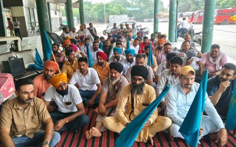 ਪੰਜਾਬ ‘ਚ ਟਰਾਂਸਪੋਰਟ ਵਿਭਾਗ ਦੇ ਕੱਚੇ ਕਾਮਿਆਂ ਦੀ ਹੜਤਾਲ ਤੀਜੇ ਦਿਨ ਵੀ ਜਾਰੀ, ਸਾਰੇ 27 ਡਿਪੂ ਬੰਦ