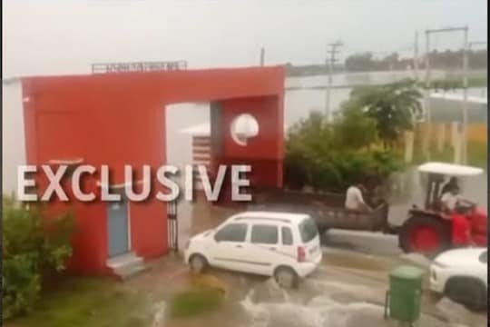 ਗੁਰਦਾਸਪੁਰ ਦੇ ਜਵਾਹਰ ਨਵੋਦਯਾ ਸਕੂਲ ਵਿੱਚ 400 ਵਿਦਿਆਰਥੀ ਹੜ੍ਹ ਕਾਰਨ ਫਸੇ, ਪ੍ਰਸ਼ਾਸਨ ‘ਤੇ ਲਾਪਰਵਾਹੀ ਦੇ ਦੋਸ਼