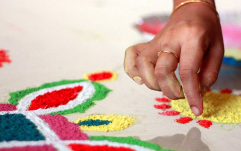 ਜਨਮ ਅਸ਼ਟਮੀ ‘ਤੇ ਆਪਣੇ ਘਰ ਨੂੰ ਵਿਸ਼ੇਸ਼ ਰੰਗੋਲੀ ਡਿਜ਼ਾਈਨਾਂ ਨਾਲ ਸਜਾਓ, ਆਪਣੇ ਘਰ ‘ਚ ਭਗਵਾਨ ਕ੍ਰਿਸ਼ਨ ਦਾ ਆਭਾ ਬਣਾਓ