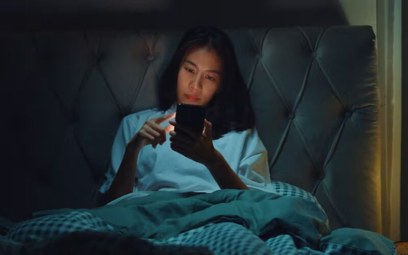 ਸਮਾਰਟਫੋਨ ਦੀ ਲਤ ਨੀਂਦ ਨੂੰ ਵਿਗਾੜ ਰਹੀ, ਨੌਜਵਾਨਾਂ ‘ਚ ਵੱਧ ਰਿਹਾ ਹੈ ਖ਼ਤਰਾ