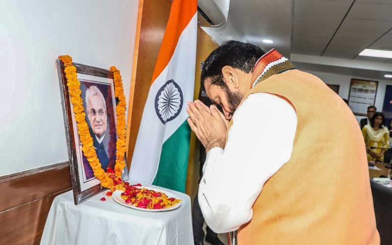 कांग्रेस को श्री अटल बिहारी वाजपेयी के व्यवहार व आचरण से सीखनी चाहिए विपक्ष की भूमिका