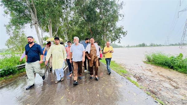ਵੱਖ-ਵੱਖ ਪਿੰਡਾਂ ‘ਚ ਹੜ੍ਹ ਦੇ ਹਾਲਾਤ, ਲੋਕਾਂ ‘ਚ ਪੁੱਜੇ ਕੈਬਨਿਟ ਮੰਤਰੀ ਕਟਾਰੂਚੱਕ