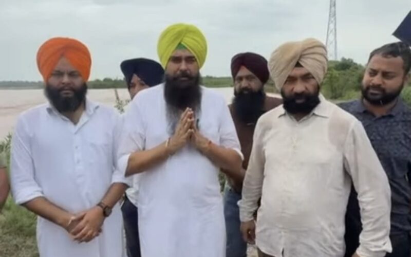 ਹੜ੍ਹ ਪੀੜਤਾਂ ਦੇ ਨਾਲ ਖੜ੍ਹੇ ਮਾਲਵਿੰਦਰ ਸਿੰਘ ਕੰਗ, ਲਗਾਤਾਰ ਕਰ ਰਹੇ ਦੌਰੇ