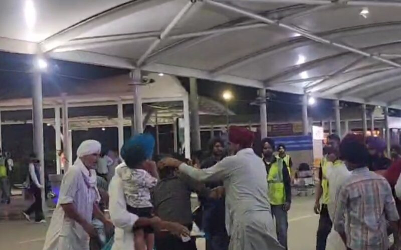 ਅੰਮ੍ਰਿਤਸਰ ਏਅਰਪੋਰਟ ‘ਚ ਦੋ ਧਿਰਾਂ ਵਿਚ 20 ਮਿੰਟ ਤੱਕ ਜਮ ਕੇ ਲੜਾਈ, ਸਕਿਉਰਟੀ ਨੇ ਹਸਤਕਸ਼ੇਪ ਕੀਤਾ