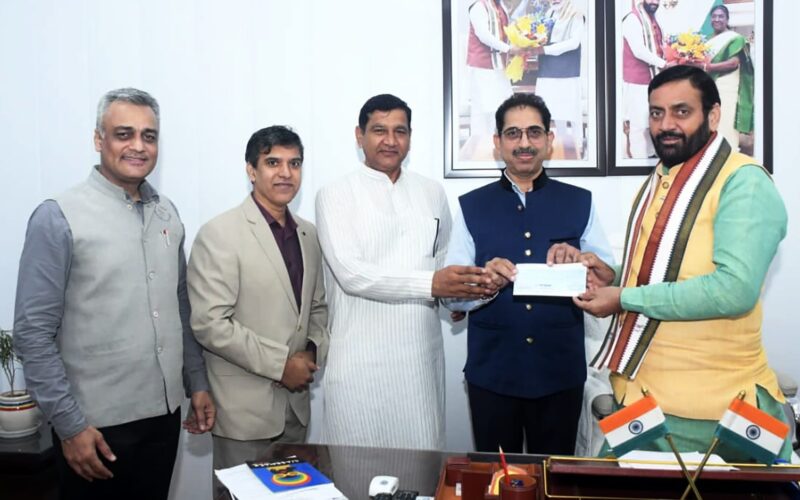 सरस्वती नदी पुनरुद्धार के लिए इंटरसॉफ्ट कंपनी ने मुख्यमंत्री नायब सिंह सैनी को दिए 36 लाख रुपये