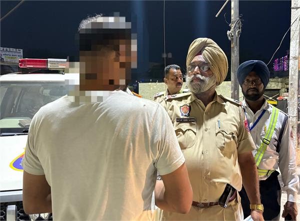 ਟ੍ਰੈਫਿਕ ਪੁਲਸ ਨੇ ਵਿਖਾਈ ਸਖ਼ਤੀ, ਸ਼ਰਾਬ ਪੀ ਕੇ ਗੱਡੀ ਚਲਾਉਣ ਵਾਲੇ 45 ਡਰਾਈਵਰਾਂ ਨੂੰ ਕੀਤਾ ਜੁਰਮਾਨਾ