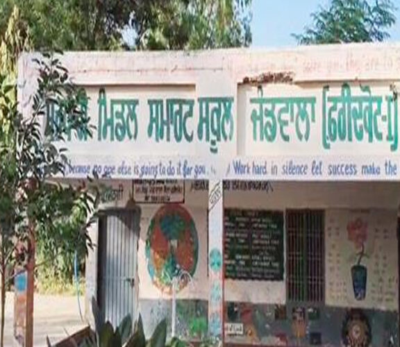 ਪੰਜਾਬ : ਵਿਦਿਆਰਥੀਆਂ ਦੀ ਕਲਾਸ ਲਗਾ ਰਹੇ ਸਕੂਲ ਦੇ ਅਧਿਆਪਕ ‘ਤੇ ਚੱਲੀਆਂ ਗੋਲ਼ੀਆਂ