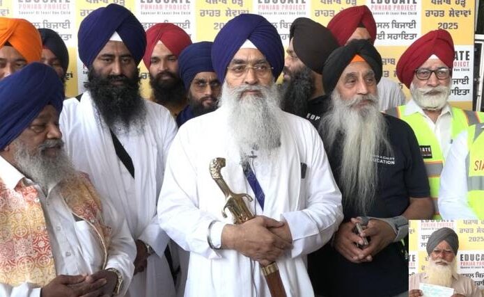 ਫਿਰੋਜ਼ਪੁਰ ’ਚ ਐਜੂਕੇਟ ਪੰਜਾਬ ਪ੍ਰੋਜੈਕਟ ਨੇ ਹੜ੍ਹ ਪੀੜਤਾਂ ਨੂੰ 150 ਕਰੋੜ ਦੇ ਕਰੀਬ ਸਹਾਇਤਾ ਰਾਸ਼ੀ ਦੇ ਵੰਡੇ ਚੈੱਕ