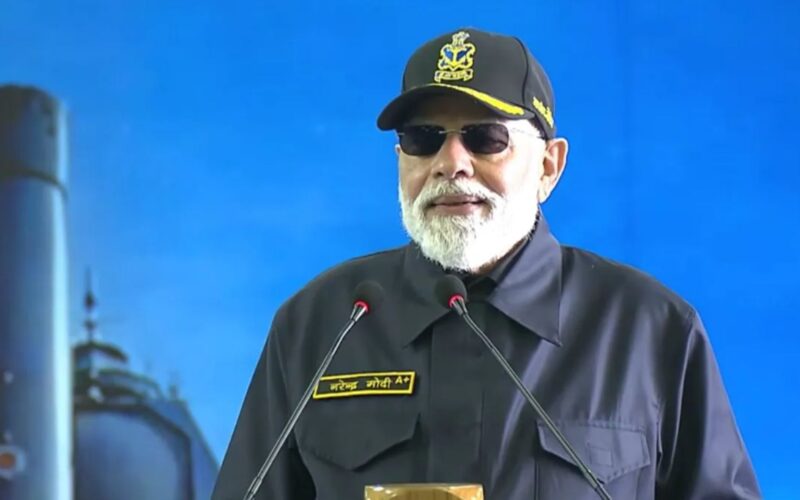 PM ਮੋਦੀ ਨੇ INS ਵਿਕਰਾਂਤ ‘ਤੇ ਸੈਨਿਕਾਂ ਨਾਲ ਮਨਾਈ ਦੀਵਾਲੀ, ਕਿਹਾ – ‘ਸਾਡੇ ਸੈਨਿਕ ਸਮੁੰਦਰ ਦੇ ਦੀਵਿਆਂ ਵਾਂਗ ਚਮਕਦੇ’