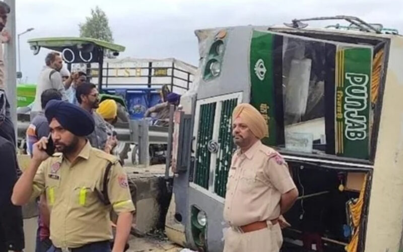 ਫਿਰੋਜਪੁੁਰ ਜਾ ਰਹੀ ਸਵਾਰੀਆਂ ਨਾਲ ਭਰੀ ਬਸ ਪਲਟੀ