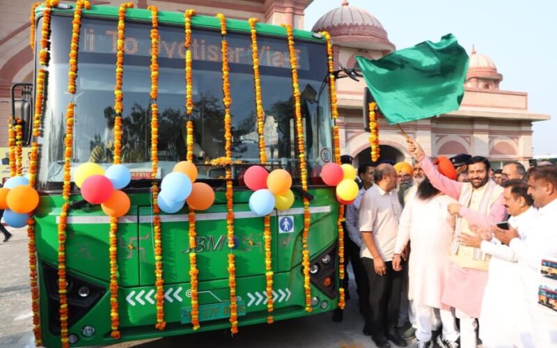 मुख्यमंत्री नायब सिंह सैनी ने कुरुक्षेत्र के नागरिकों को दी इलेक्ट्रिक बस सेवा की सौगात, 10 इलेक्ट्रिक बसों को हरी झंडी दिखाकर किया रवाना