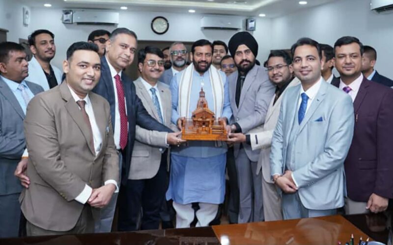 दीपावली पर मुख्यमंत्री से हरियाणा मूल के युवा अधिकारियों तथा सामाजिक कार्यकर्ताओं ने शिष्टाचार भेंट की