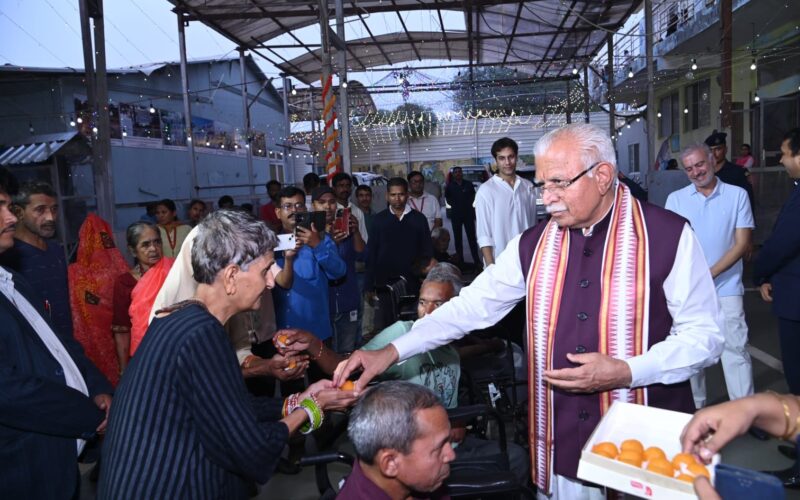 केंद्रीय मंत्री श्री मनोहर लाल ने बंधवाड़ी स्थित द अर्थ सेवियर फाउंडेशन में मनाई दीपावली, जरूरतमंदों के साथ साझा की खुशियाँ